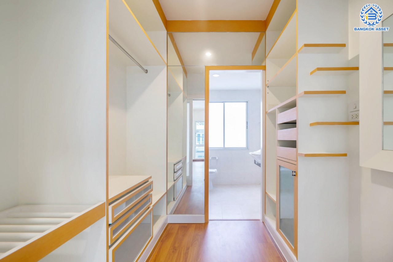 บ้านมือสองตกแต่งใหม่ ม.วิสต้าปาร์ค แจ้งวัฒนะ ทาวน์โฮม 3 ชั้น บนเนื้อที่ 22.8 ตร.ว. ฟังก์ชัน 3 ห้องนอน 3 ห้องน้ำ Master Bedroom เชื่อมต่อ Walk in Closet พร้อม Built-in ตู้เสื้อผ้าดีไซน์เรียบหรู บนทำเลโซนเมือง ใกล้ทางด่วน และเซ็นทรัลแจ้งวัฒนะ และเพียง 10 นาทีถึง รถไฟฟ้า "สถานีศูนย์ราชการนนทบุรี"